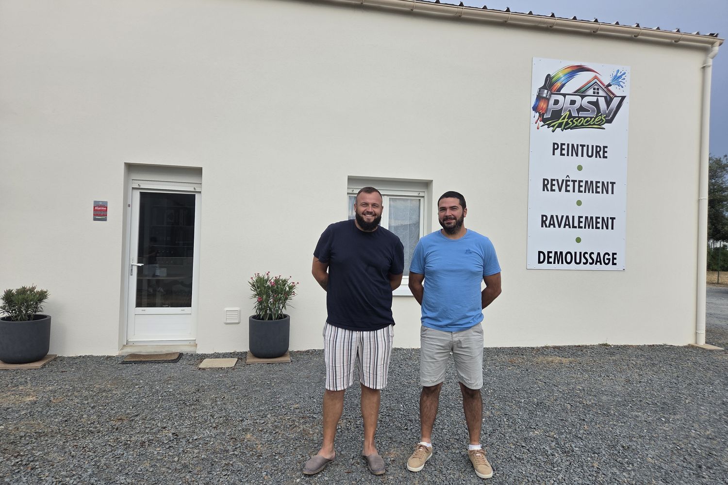 Les deux associés de PRSV devant leur local de Fontenay-le-Comte