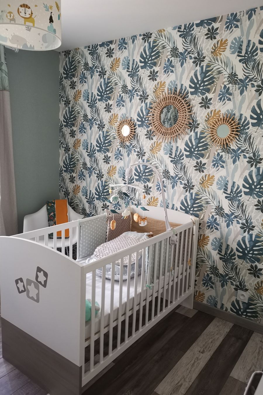 Papier peint à motif feuillage posé par PRSV dans une chambre d'enfant