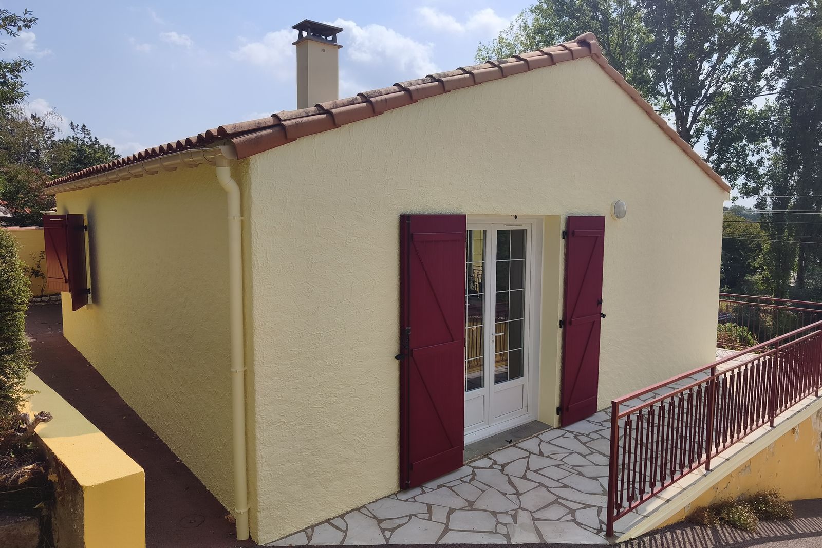 Maison aux volets rouges repeinte par PRSV