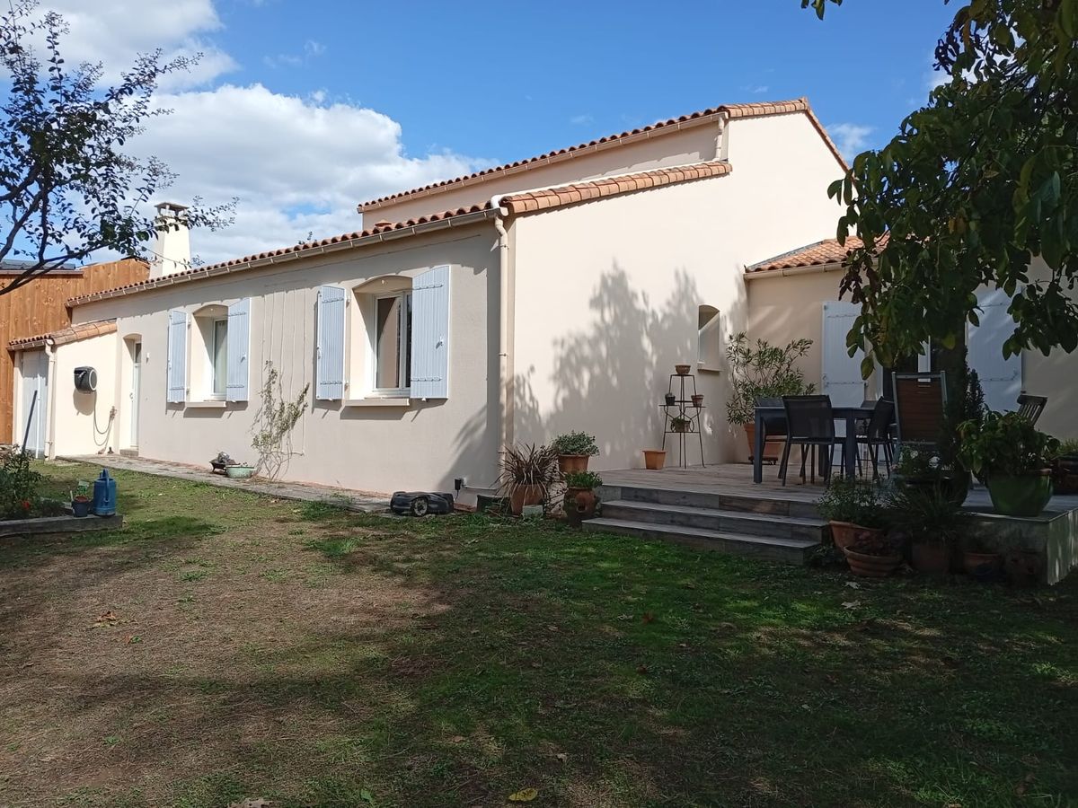 Maison aux façades blanches et volets bleus après rénovation par PRSV
