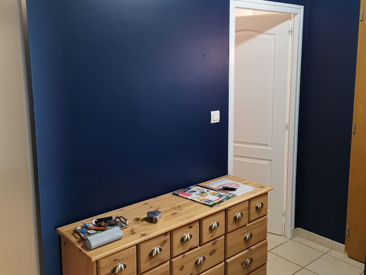 Mur peint en bleu profond dans une entrée, par PRSV