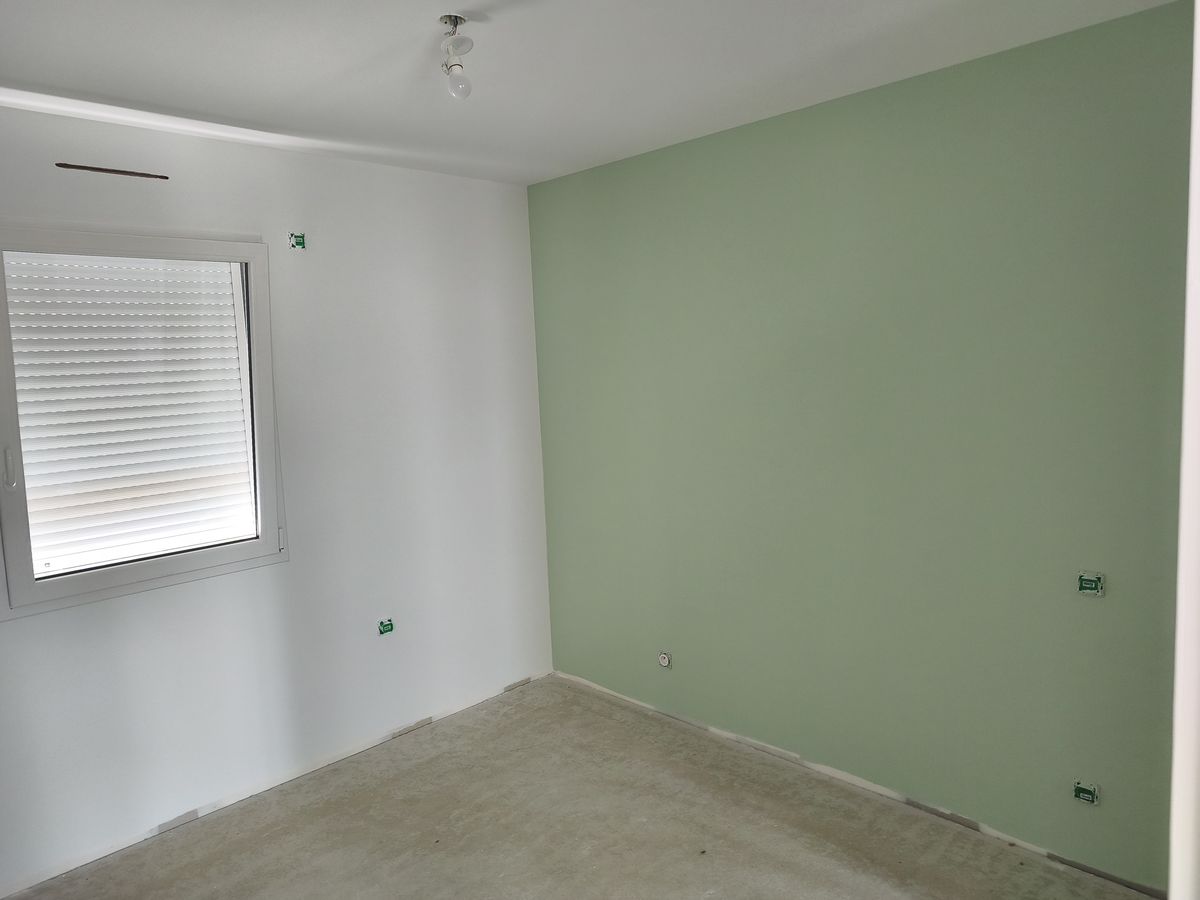 Chambre repeinte en blanc avec un mur vert sauge, par PRSV