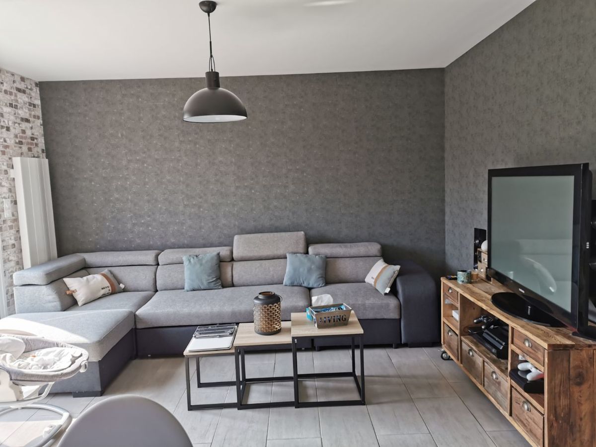 Salon avec mur d'accent en revêtement mural gris, par PRSV