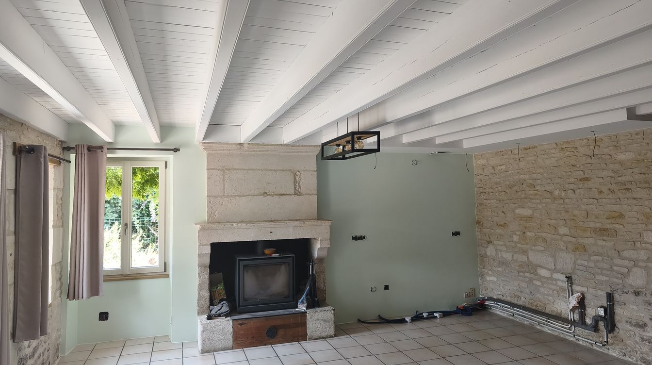 Séjour aux poutres et murs repeints par PRSV près de Fontenay-le-Comte