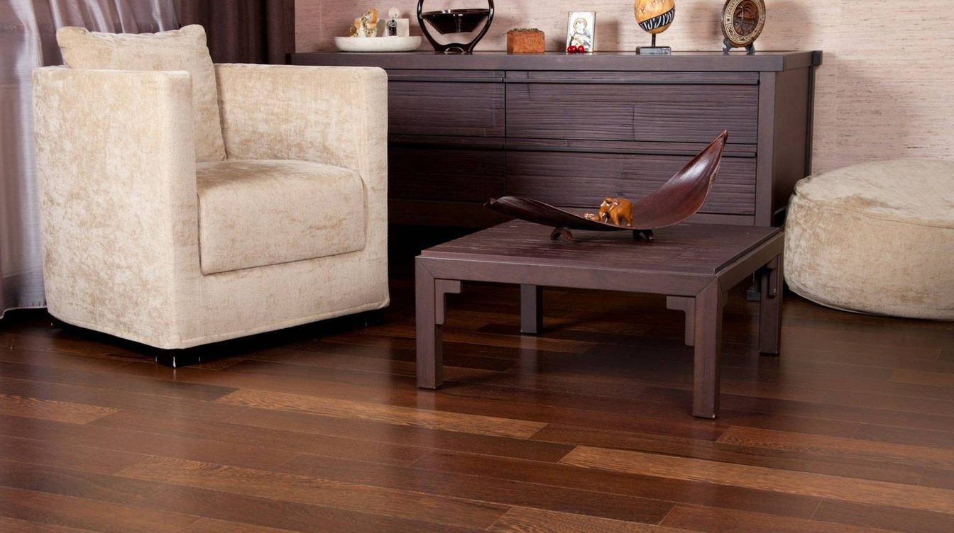 Salon avec parquet stratifié
